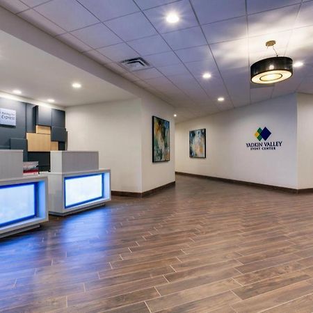 Holiday Inn Express Wilkesboro By Ihg Exterior photo