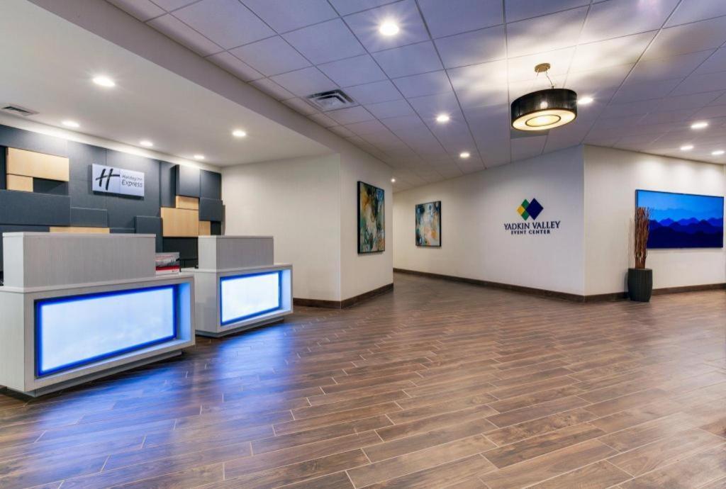 Holiday Inn Express Wilkesboro By Ihg Exterior photo